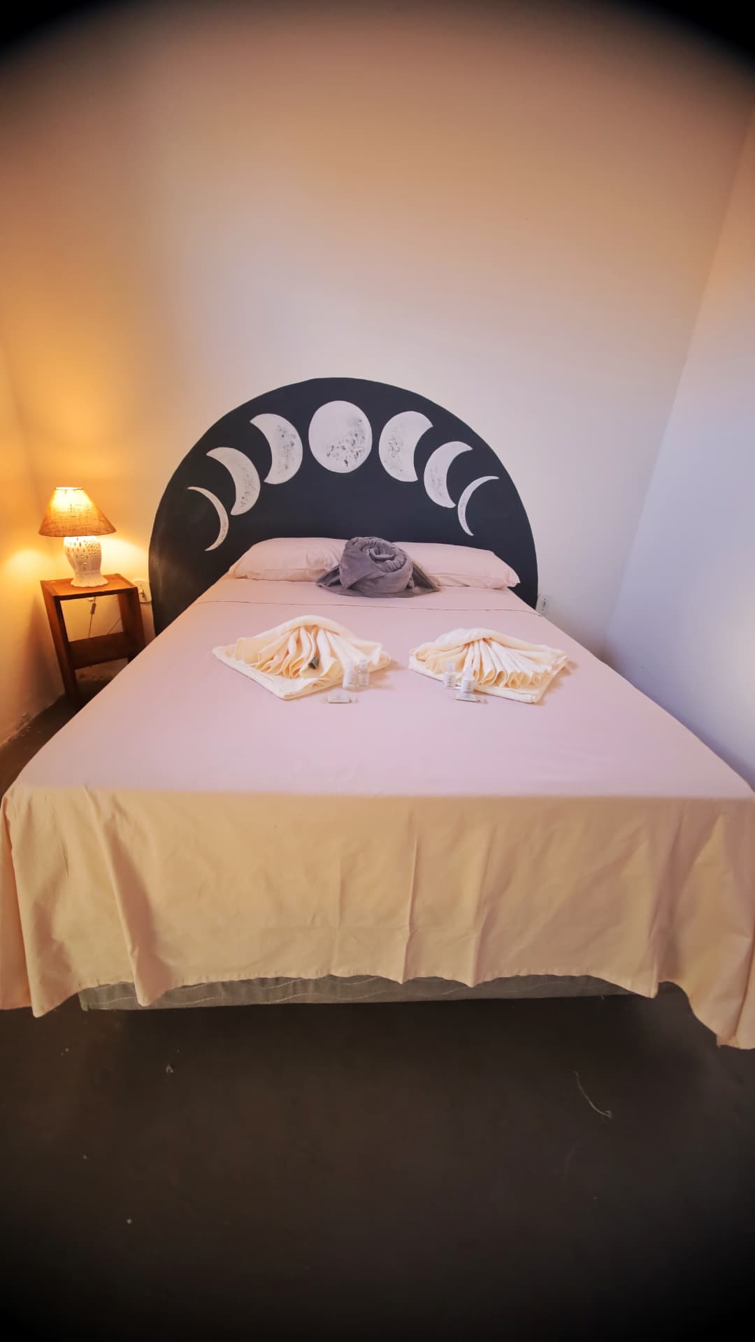 Cama de casal com painel de fases da lua