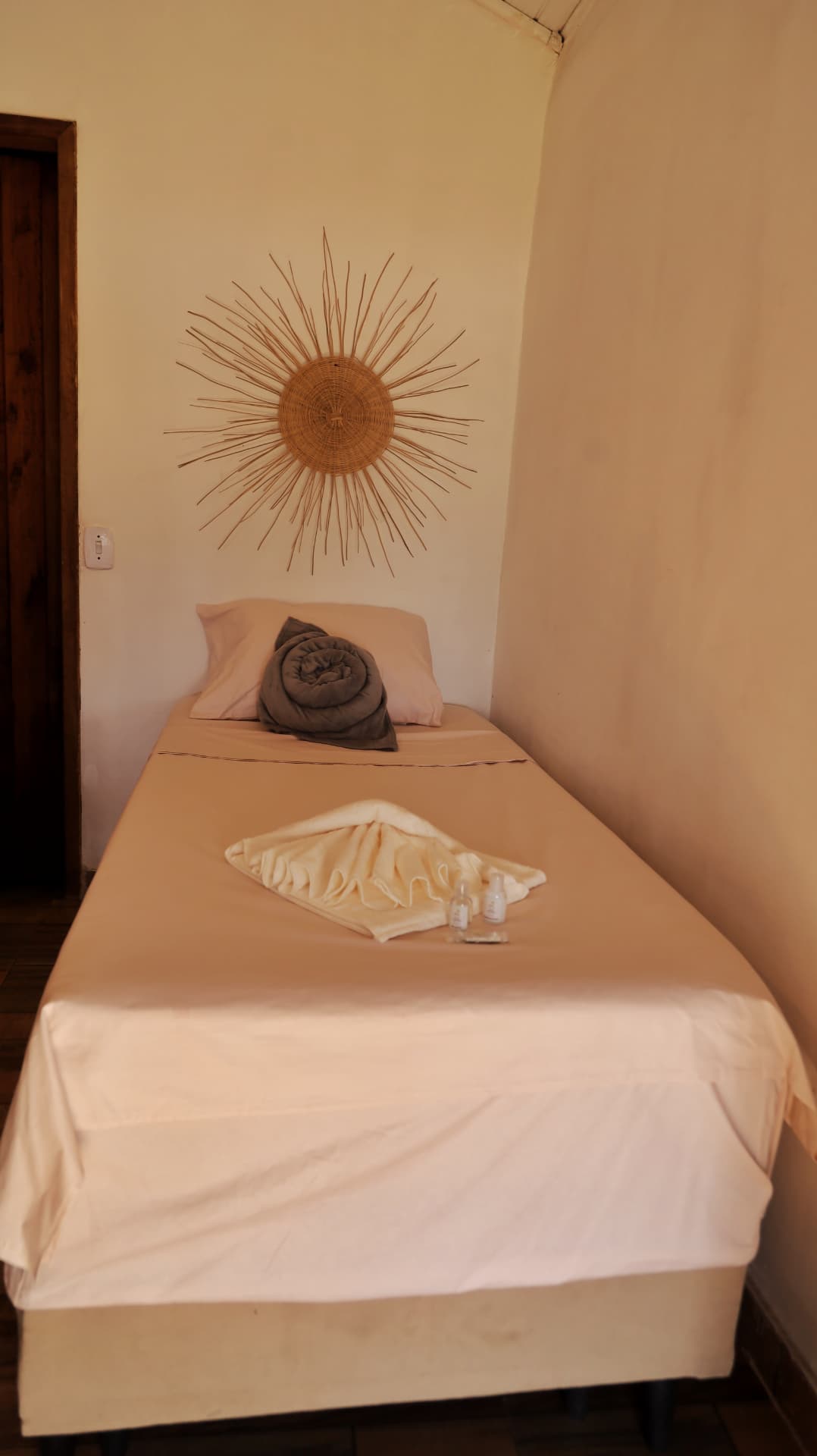Cama de solteiro com enxoval branco
