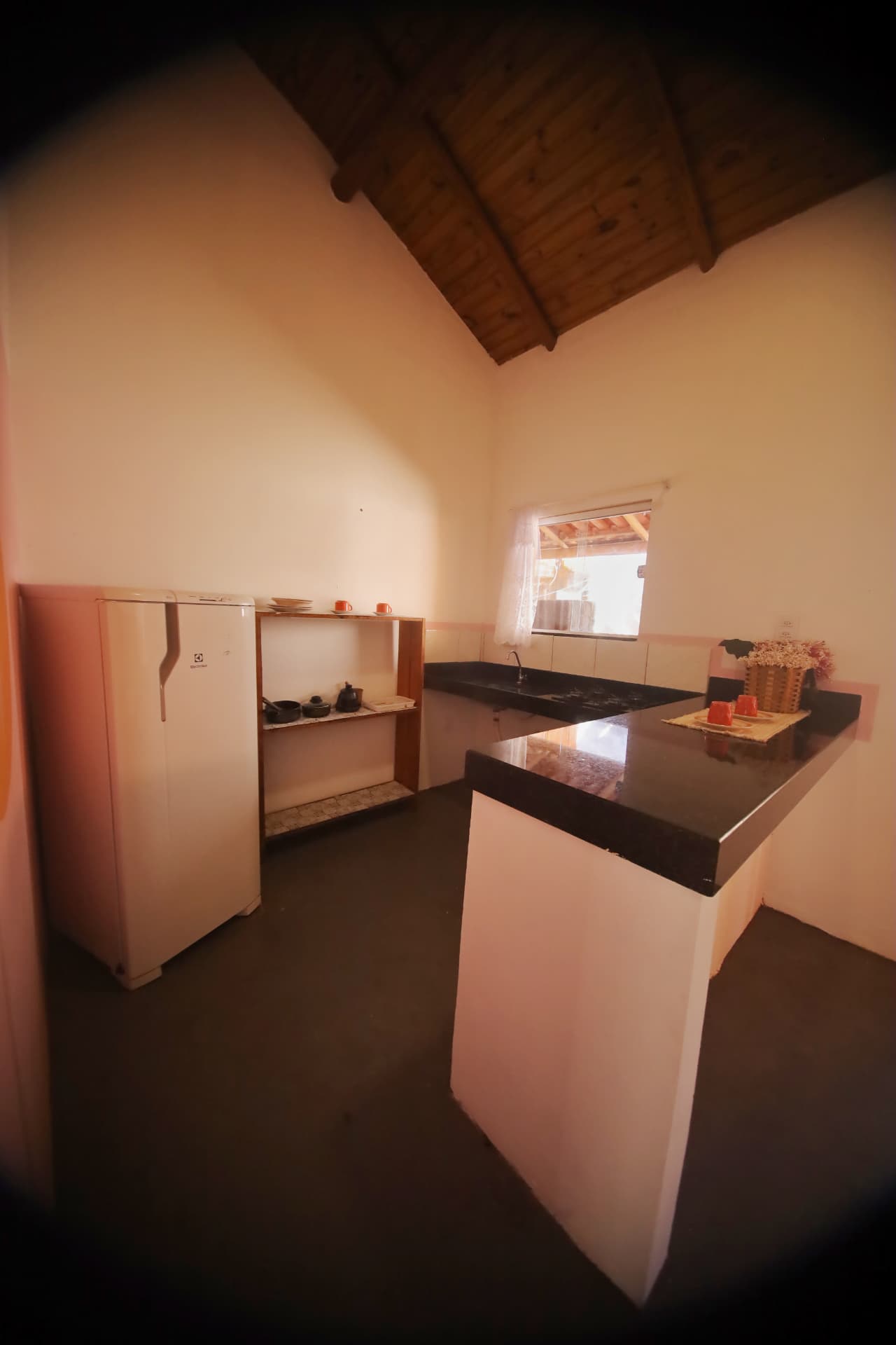 Vista ampla da cozinha da suíte familiar