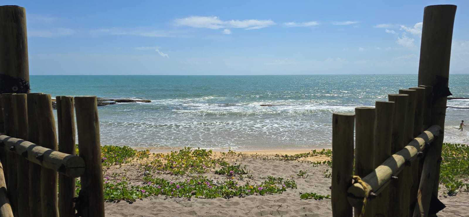 Vista do mar a partir do portão da pousada