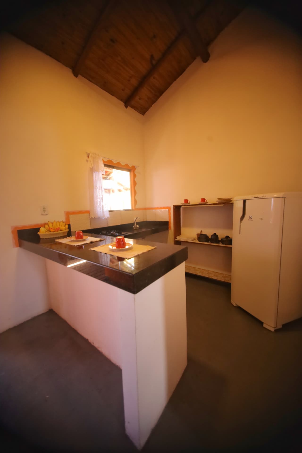 Cozinha equipada com geladeira, fogão e bancada