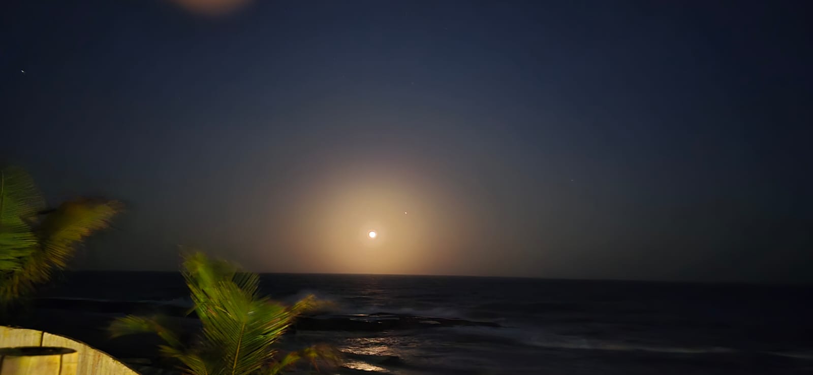 Lua cheia sobre o mar vista da pousada