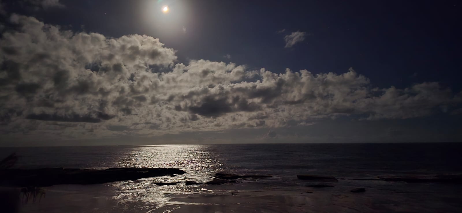 Noite de luar refletindo no mar de Caraíva